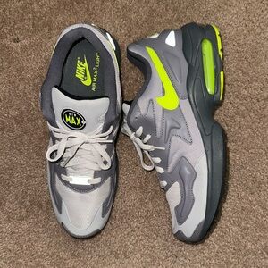 Used) Nike Max 2 Light